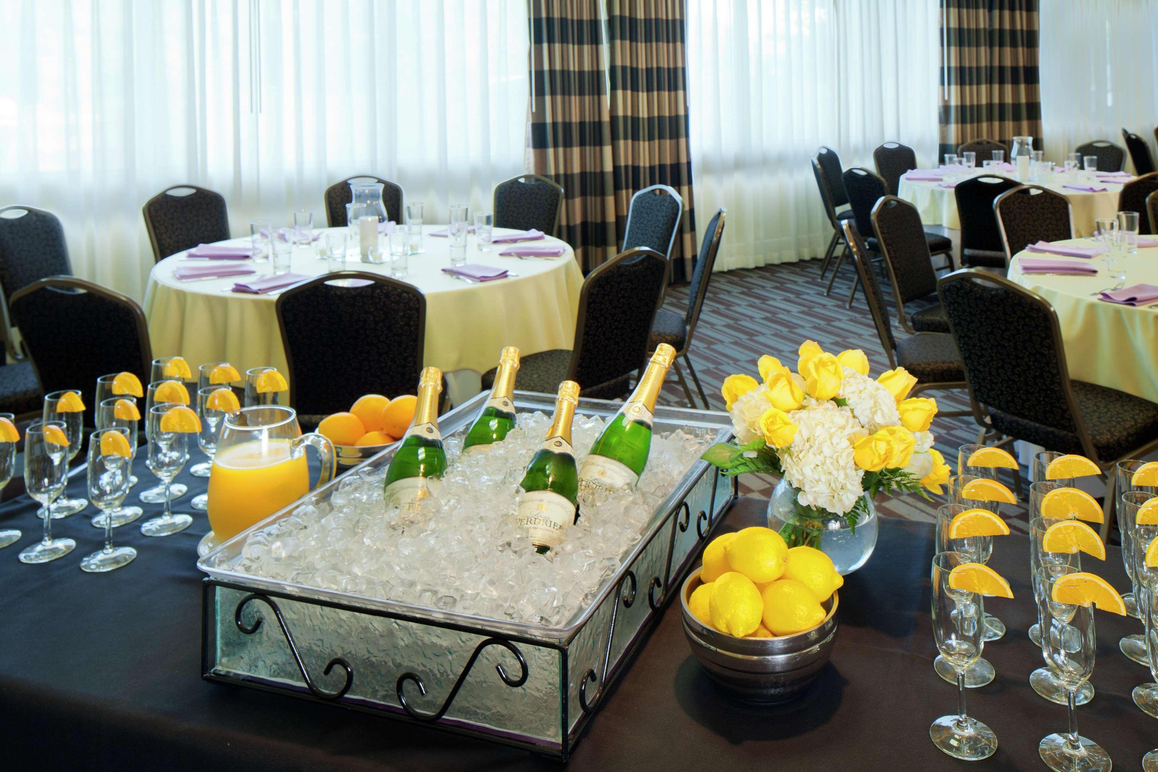 Готель Doubletree By Hilton Норволк Ресторан фото